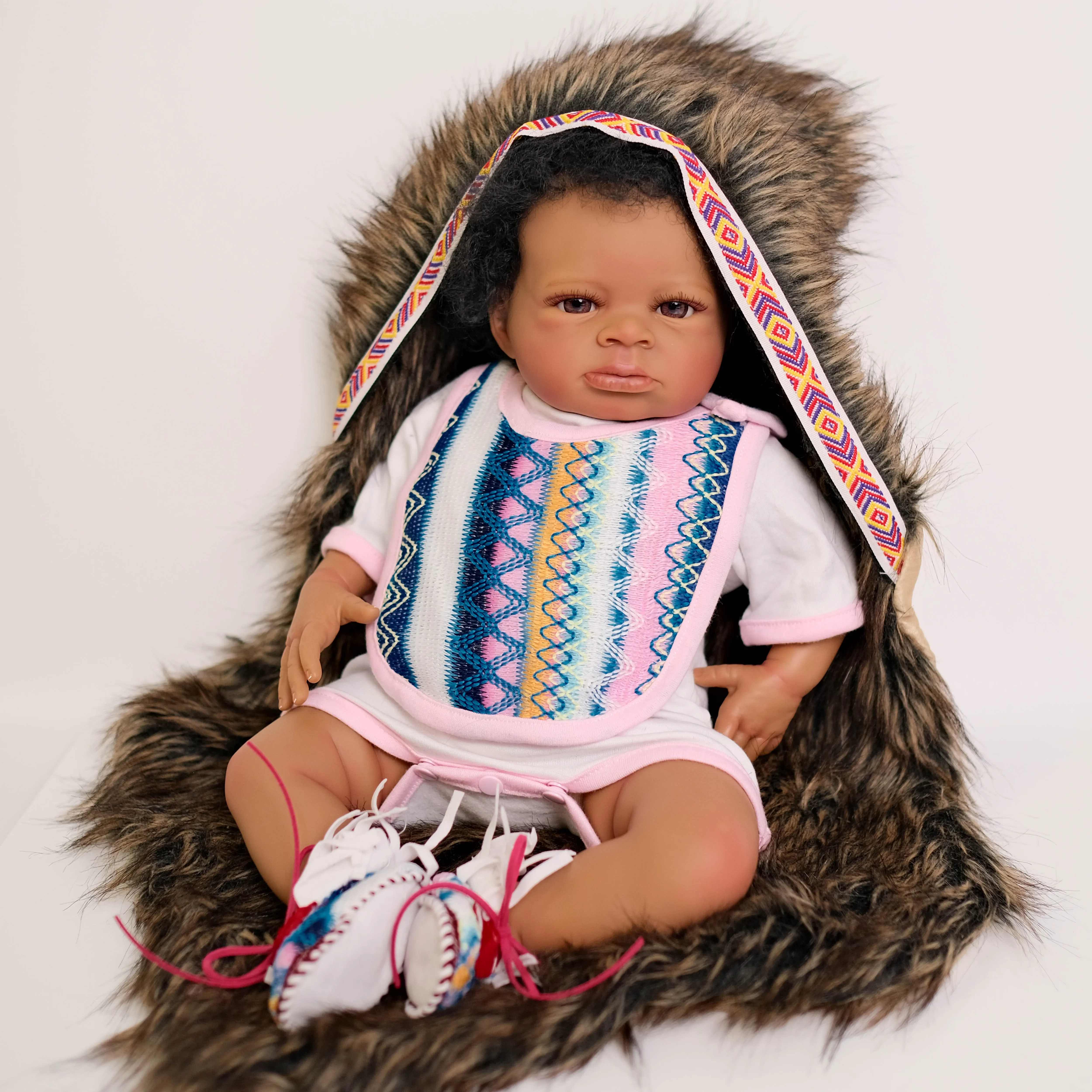 Muñeca Reborn Lanny de 20 pulgadas con piel oscura y detalles realistas