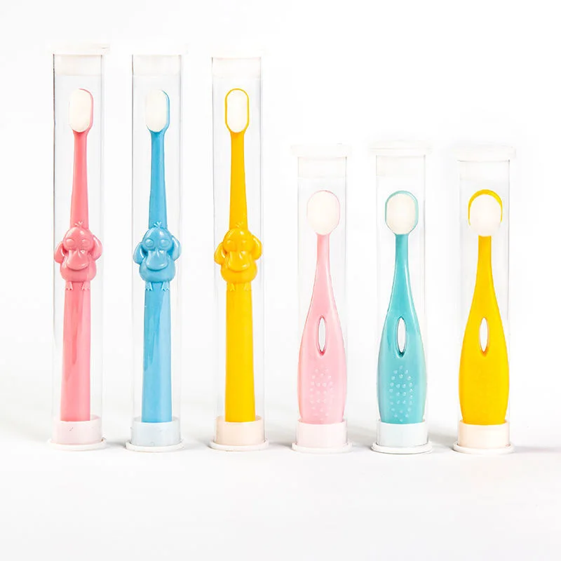Cepillo dental infantil con cerdas extrablandas