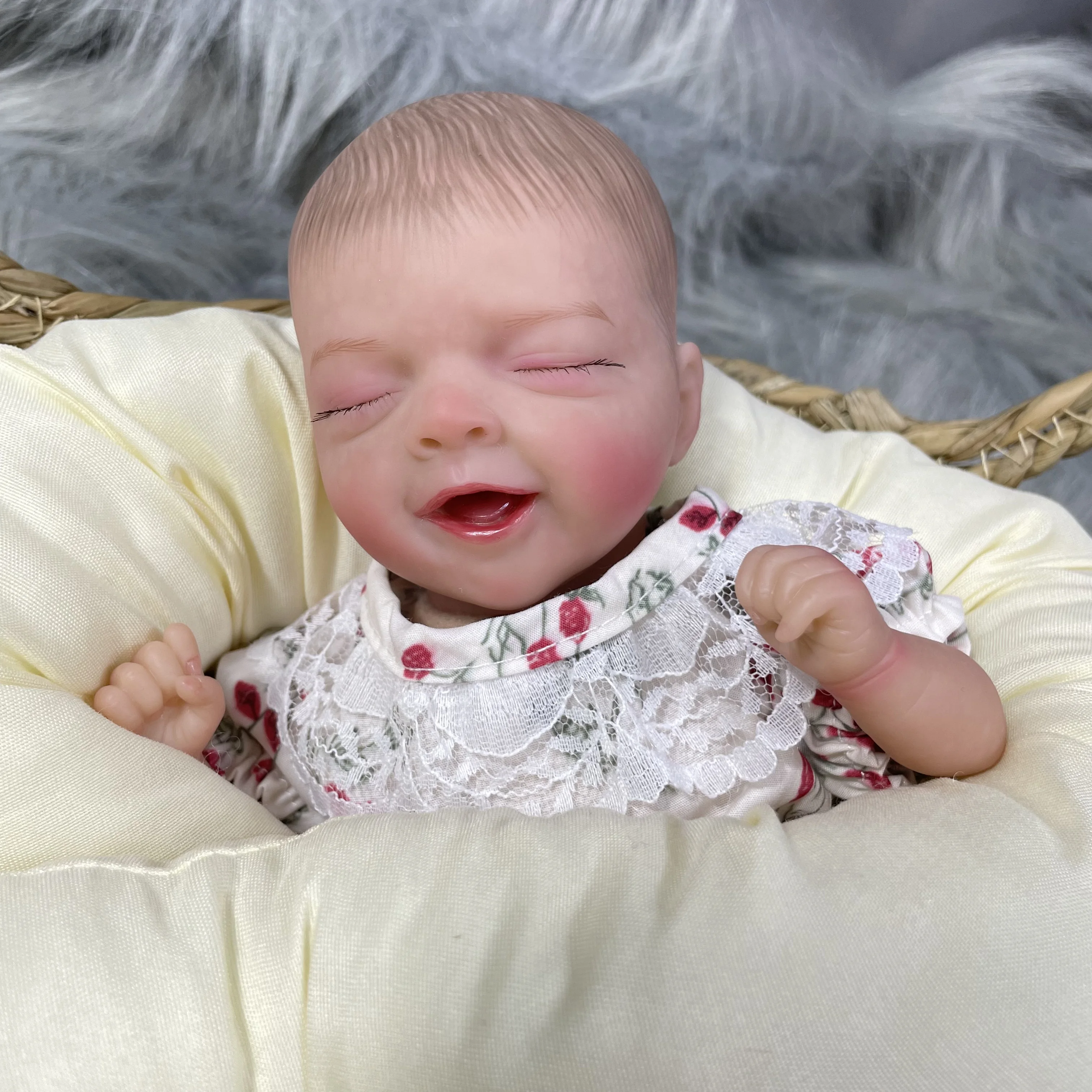 Salia muñeca reborn de mini bebé con piel 3D y cuerpo de tela - imagen 4