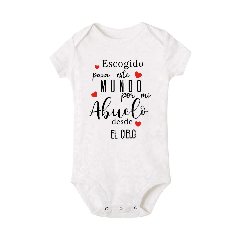 Detalle del estampado “mi abuelo del cielo” en tono suave sobre fondo claro