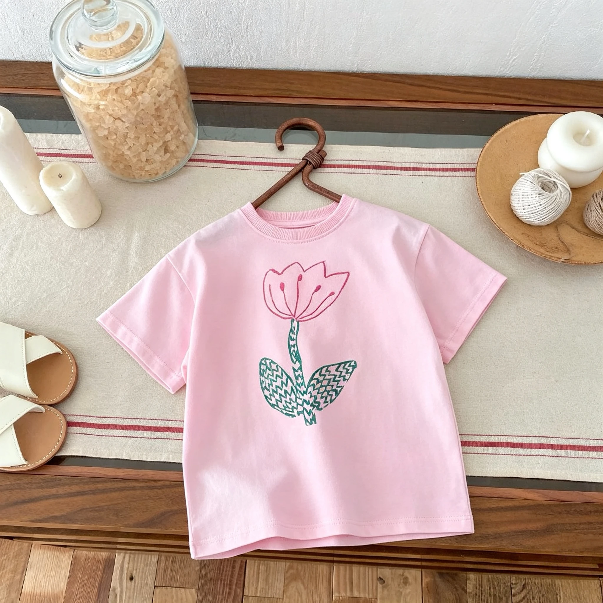 Detalle del estampado de fresas en la camiseta
