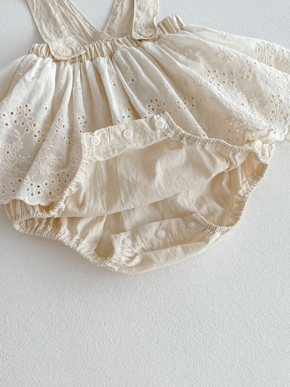 Pantalones cortos de verano para niña con volantes y tirantes encaje - imagen 4