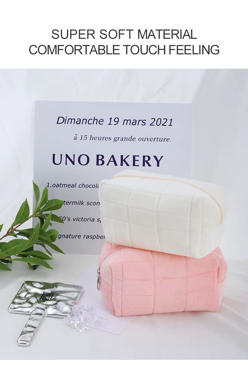 Diferentes vistas y colores de la bolsa de felpa para cosméticos