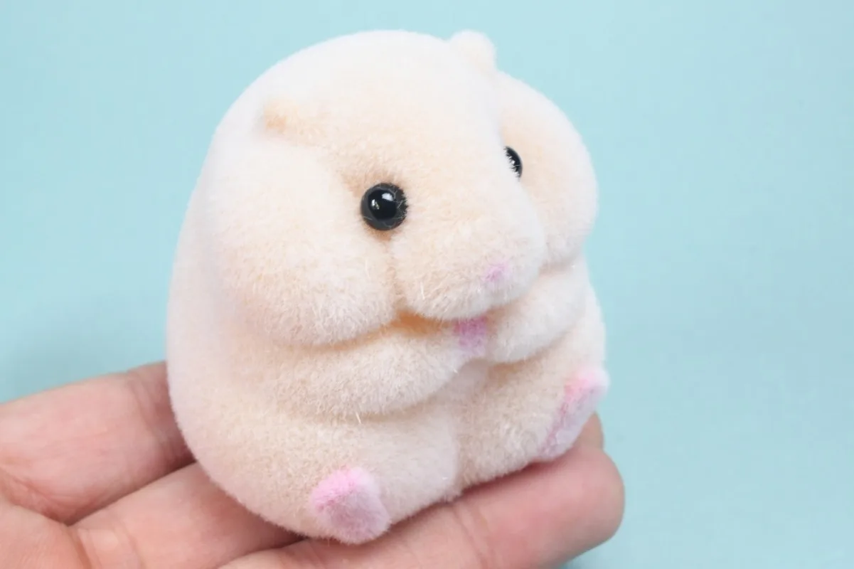 Cuatro variedades de hámster kawaii en cápsula
