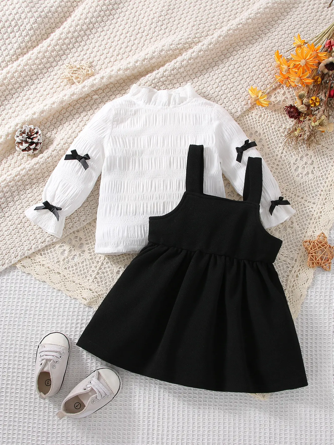 Conjunto bebé niña: blusa blanca manga larga y falda tirantes negra - imagen 5