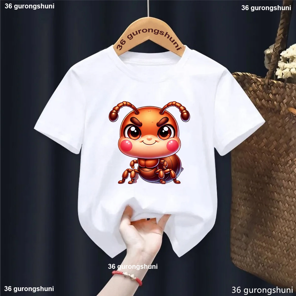 Niña jugando con la camiseta