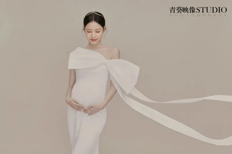 Vestido blanco premamá largo con lazo grande