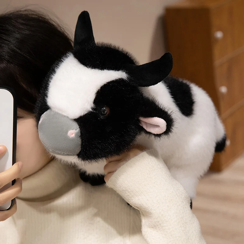 Peluche de vaca en contexto de decoración infantil, mostrando su versatilidad como elemento decorativo