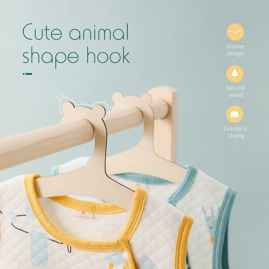 Perchas en madera creativas para la ropa de bebé y decoración infantil