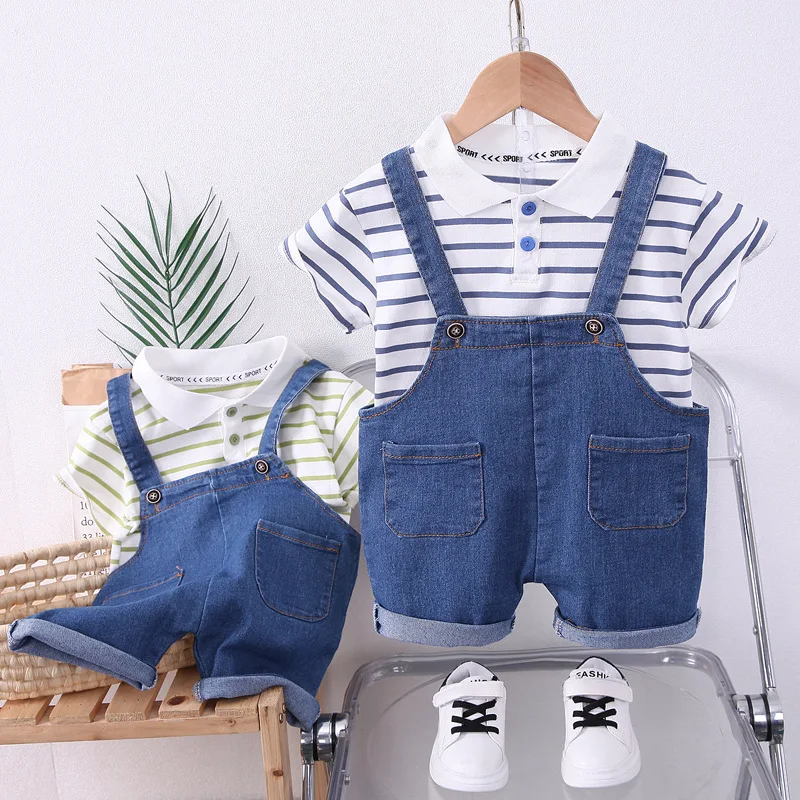Detalle de la camiseta a rayas del conjunto de verano