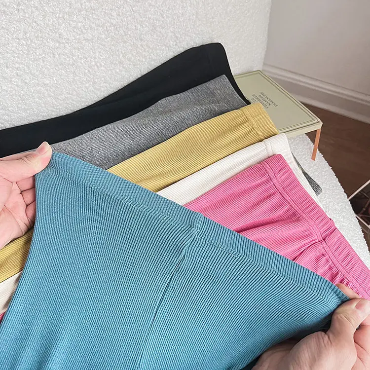 Detalle del pantalón ajustado infantil