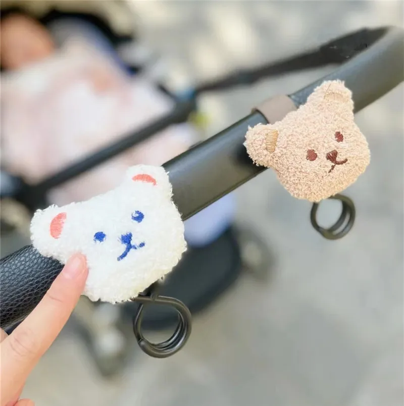 Gancho carrito bebé con figura de oso y bolsa colgante - imagen 2