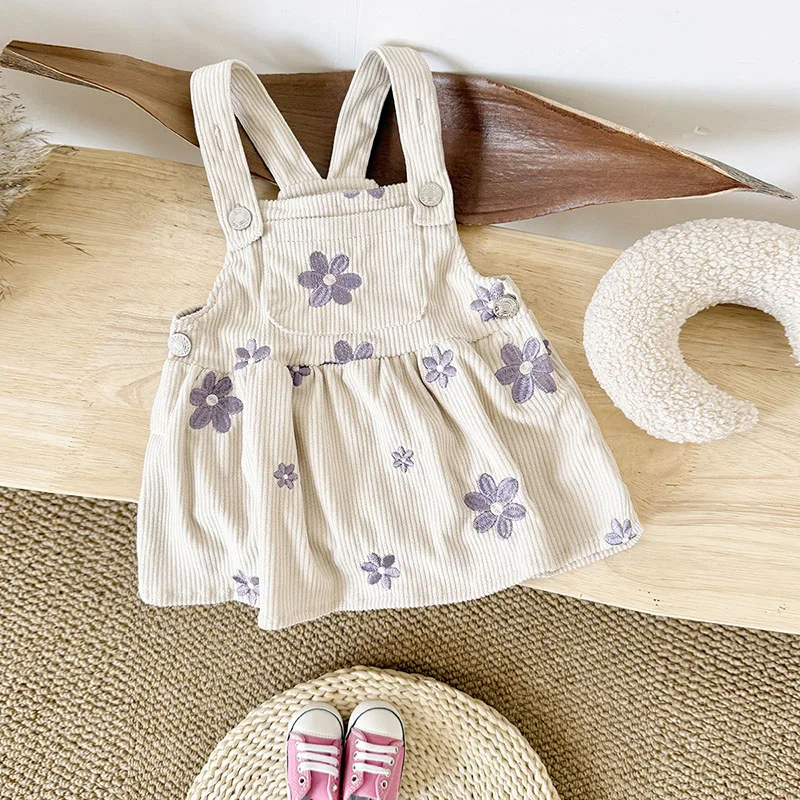 Bordado floral morado en el vestido de tirantes