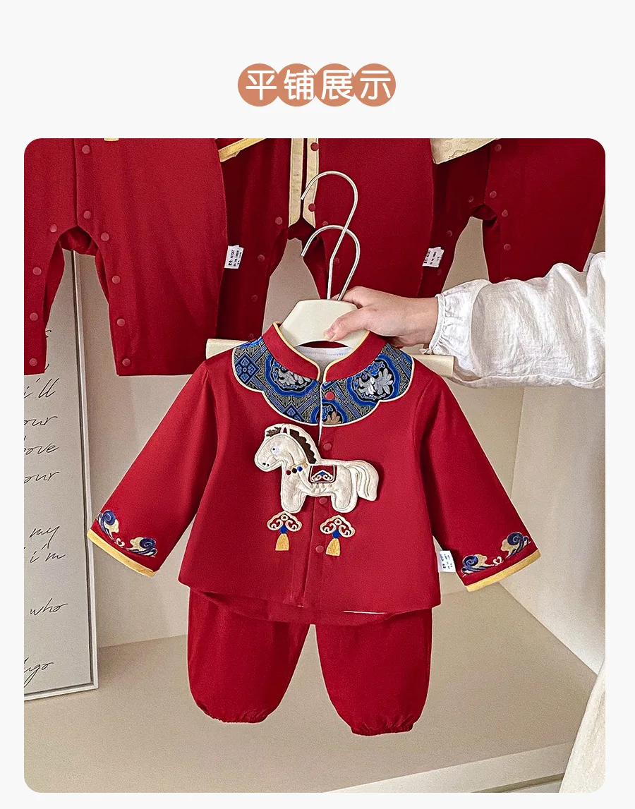 Conjunto infantil de primavera con camiseta roja y pantalones estampados