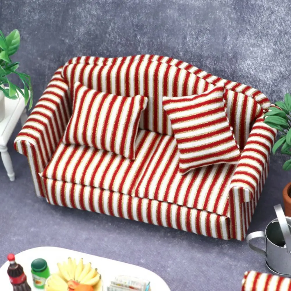 Accesorios para casa de muñecas: mesa madera y cojín sofá - imagen 3