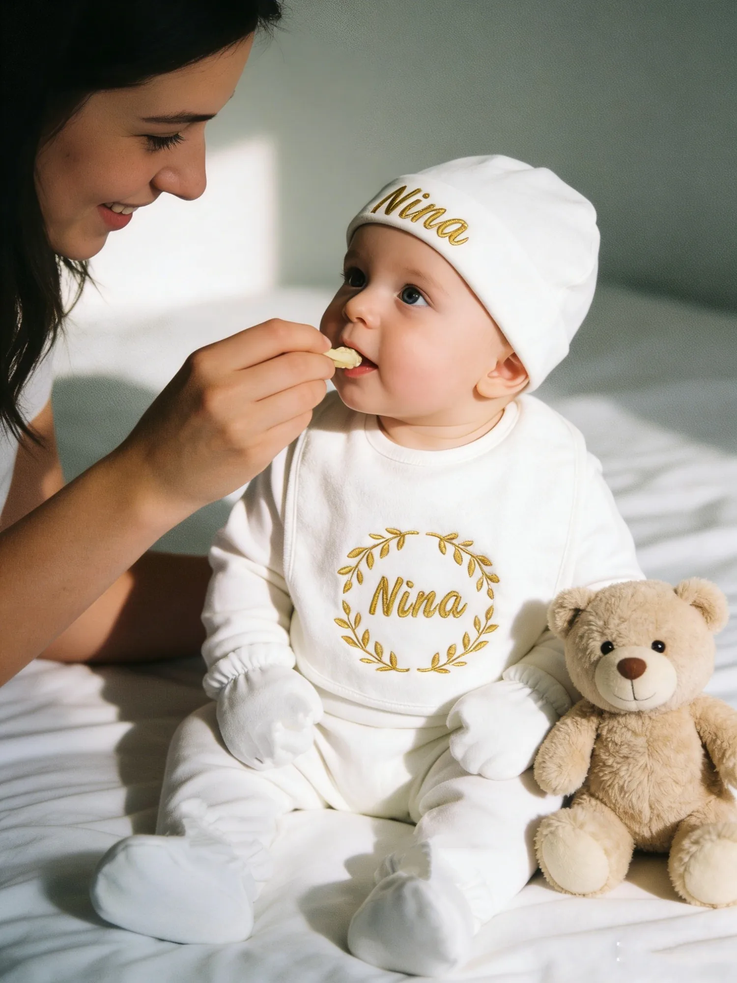 Conjunto de bautizo bebé niña con bordado del nombre y patucos