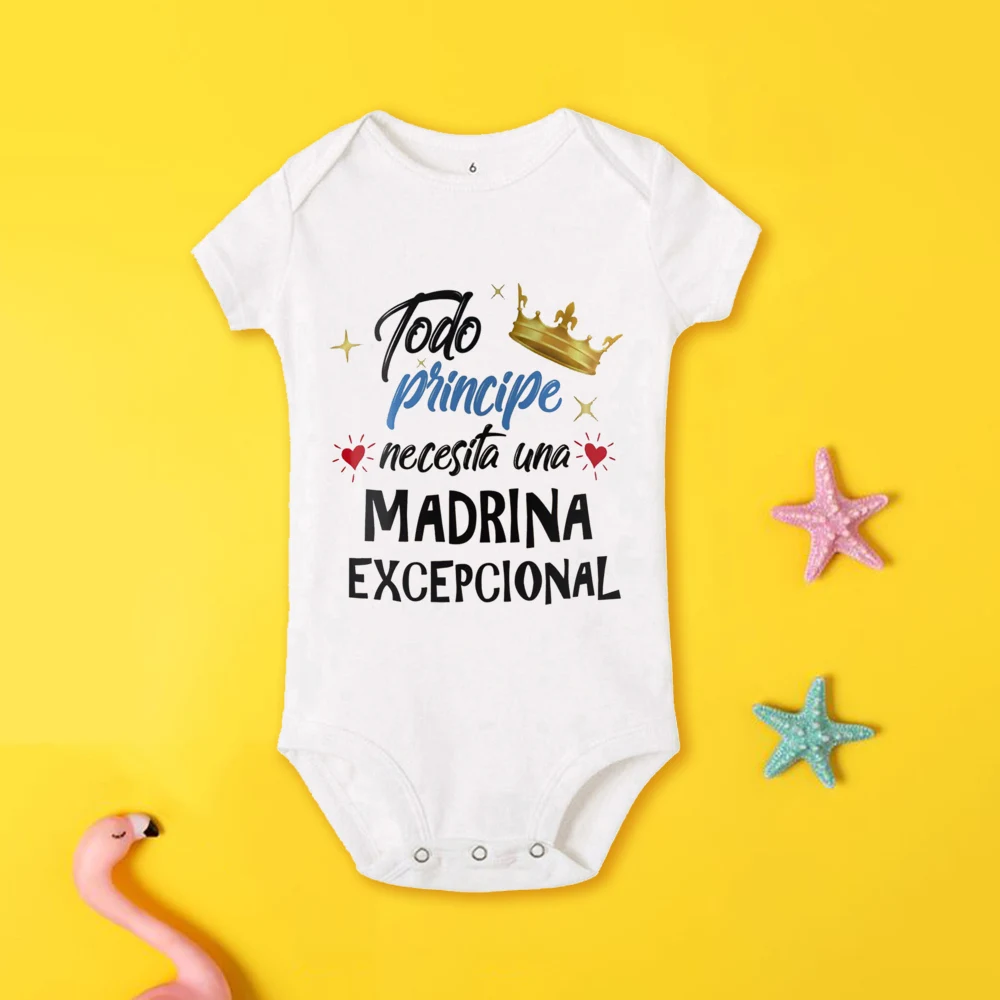 Bebé con mono de bautizopara ceremonia