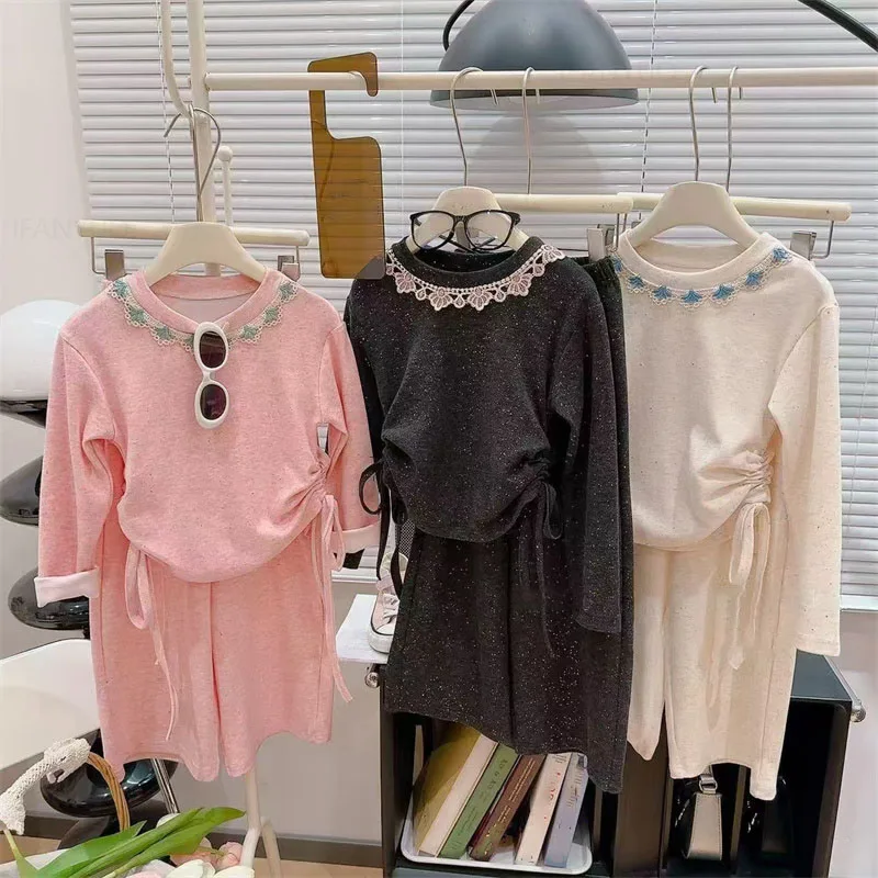 Detalle del tejido y corte del conjunto de dos piezas para niñas