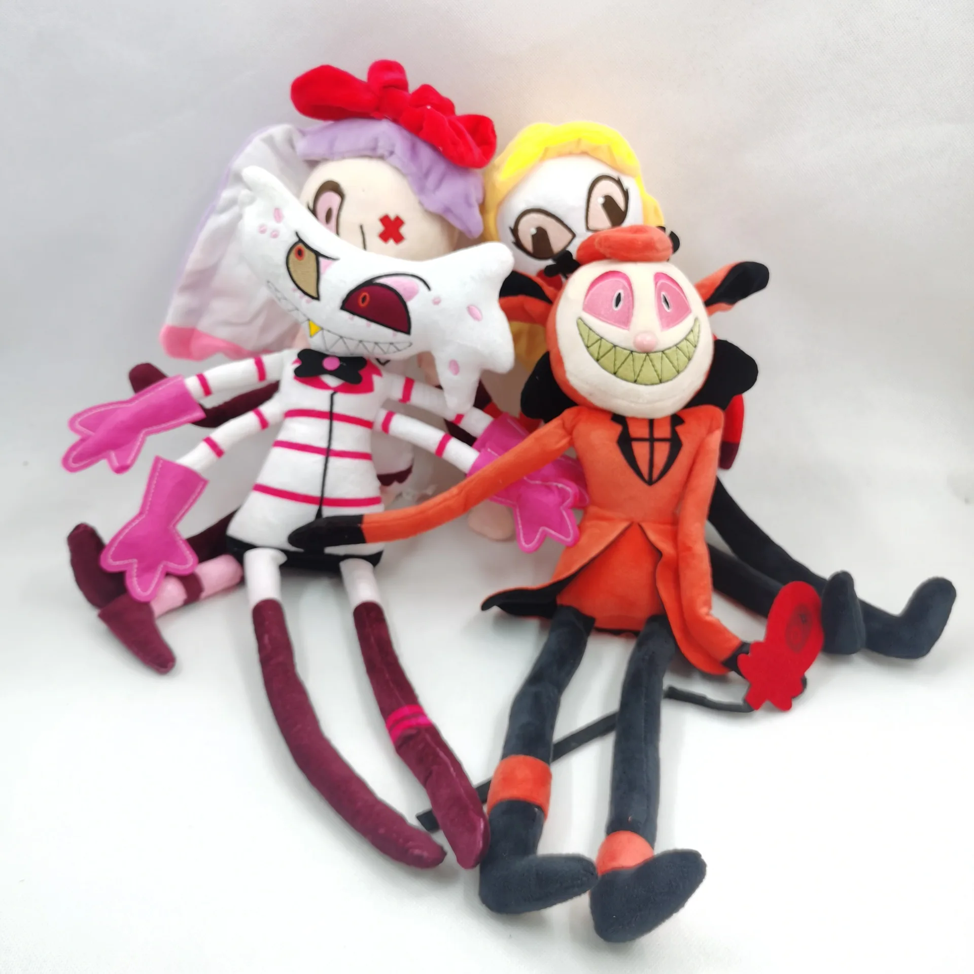 Detalle del personaje tipo clown y acabado de felpa