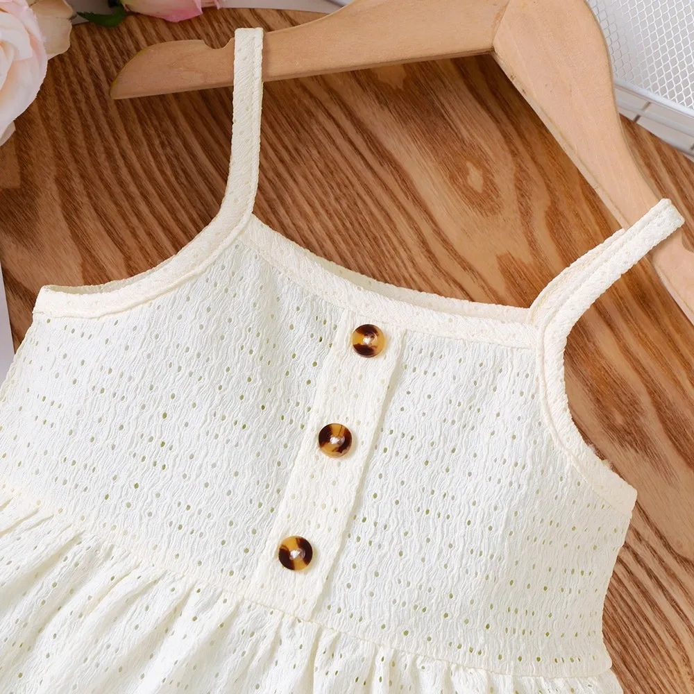 Conjunto completo puesto sobre bebé
