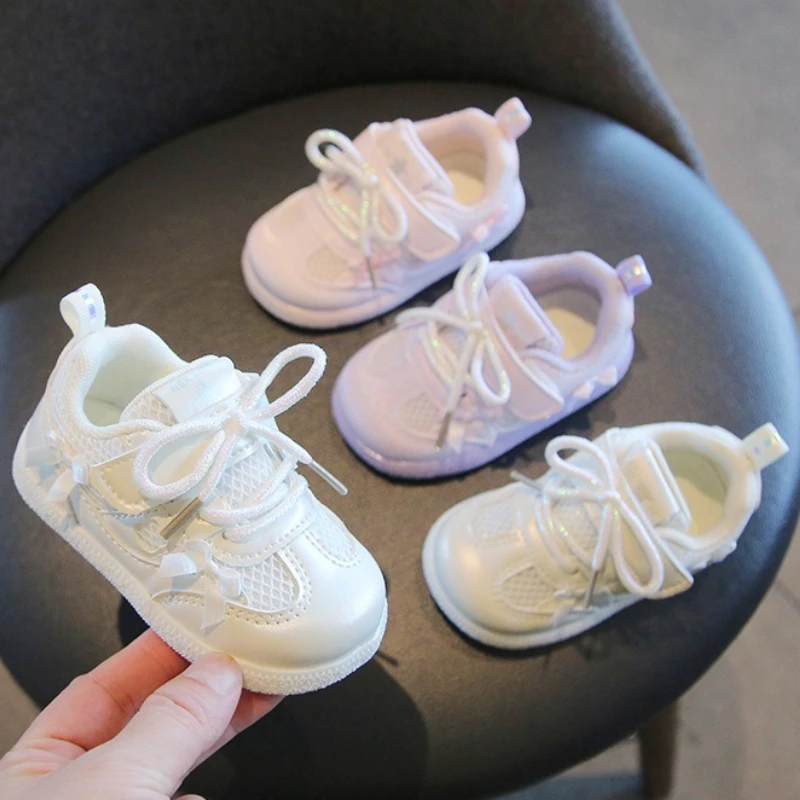 Zapatos suaves y estilo de moda para niñas