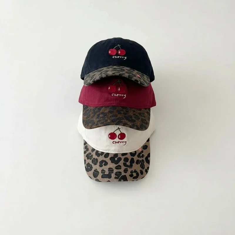 Gorra de béisbol infantil con estampado de leopardo y cerezas