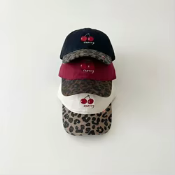 Gorra de béisbol infantil con estampado de leopardo y cerezas