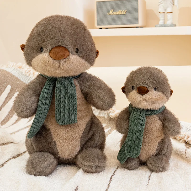 La nutria de peluche en posición de bufanda