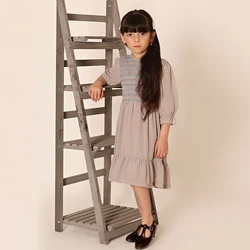 Vestido smocked de verano con lazo gris para niña