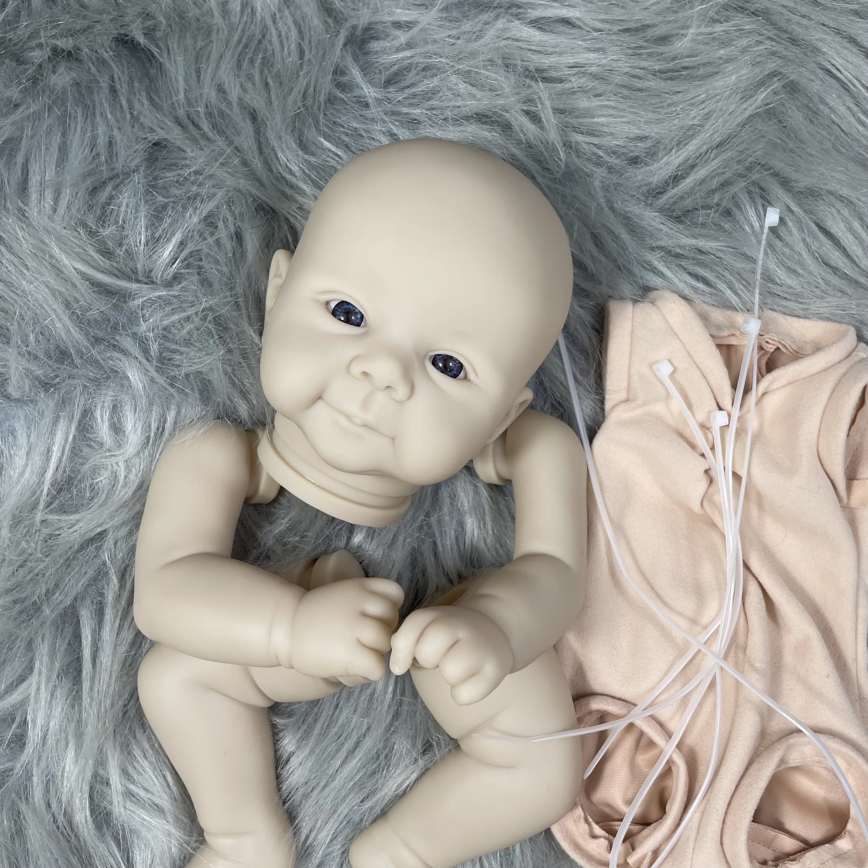 Kit de muñeca reborn MRB Juliette realista en vinilo y cuerpo textil - imagen 3