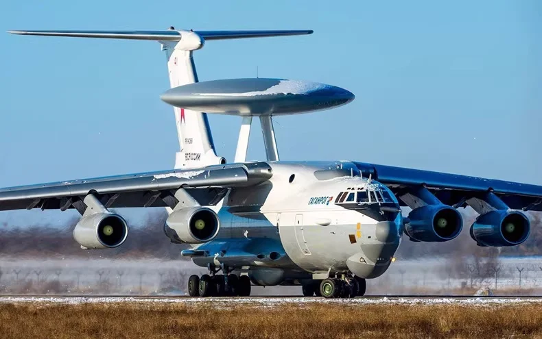 Vista trasera del modelo A-50 AWACS