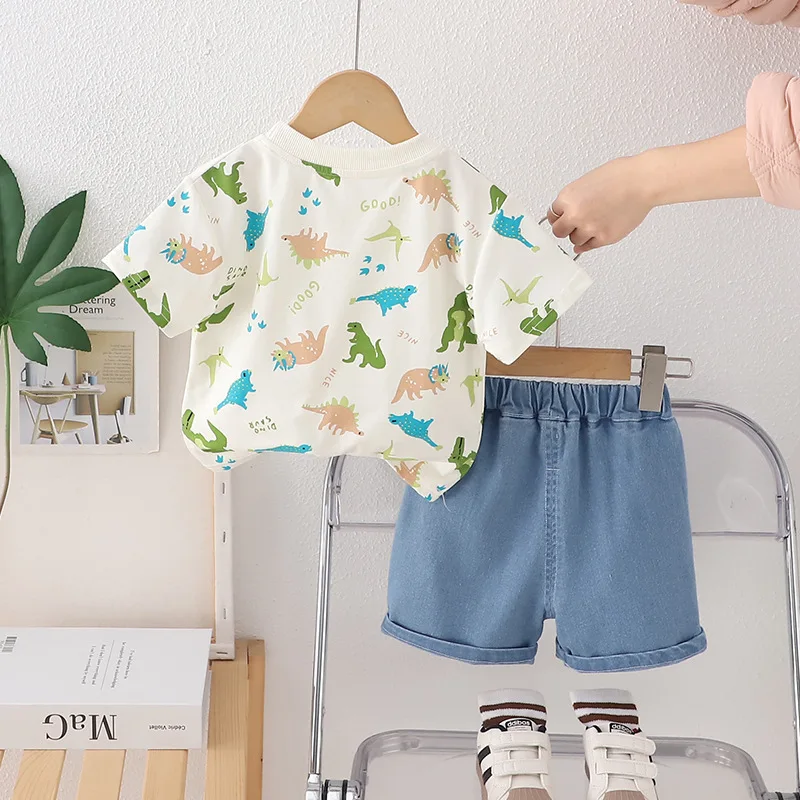 Estampado y corte veraniego en conjunto infantil