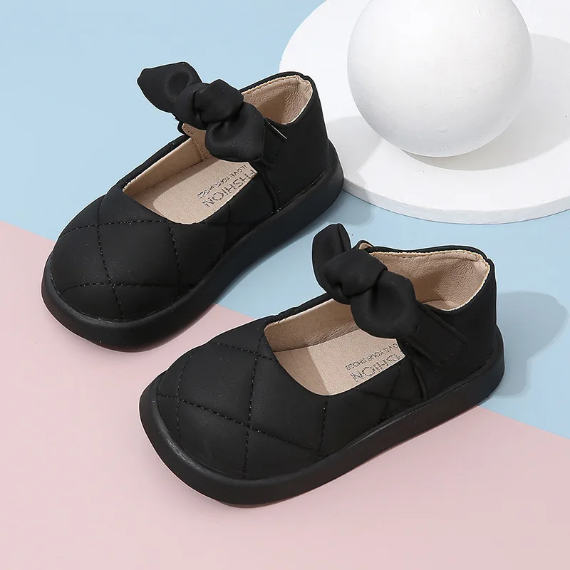 El zapato visto desde arriba, con detalles decorativos