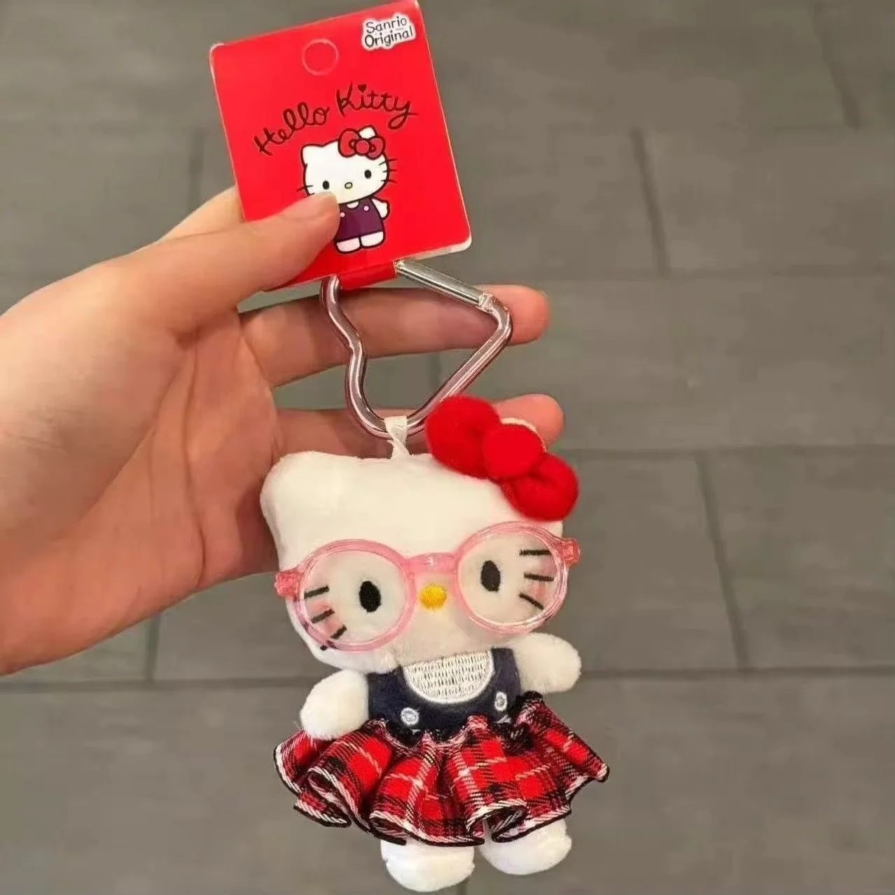 Llavero de peluche Hello Kitty Sanrio con gafas solares - imagen 3