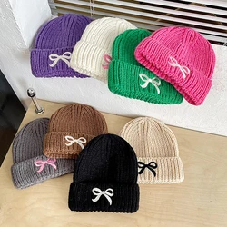 Gorro de invierno tejido con lazo bordado y orejeras para bebé