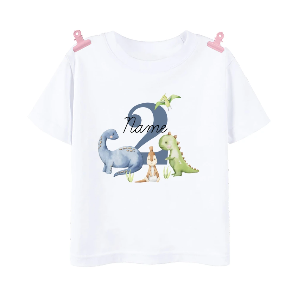 Niño llevando la camiseta de cumpleaños