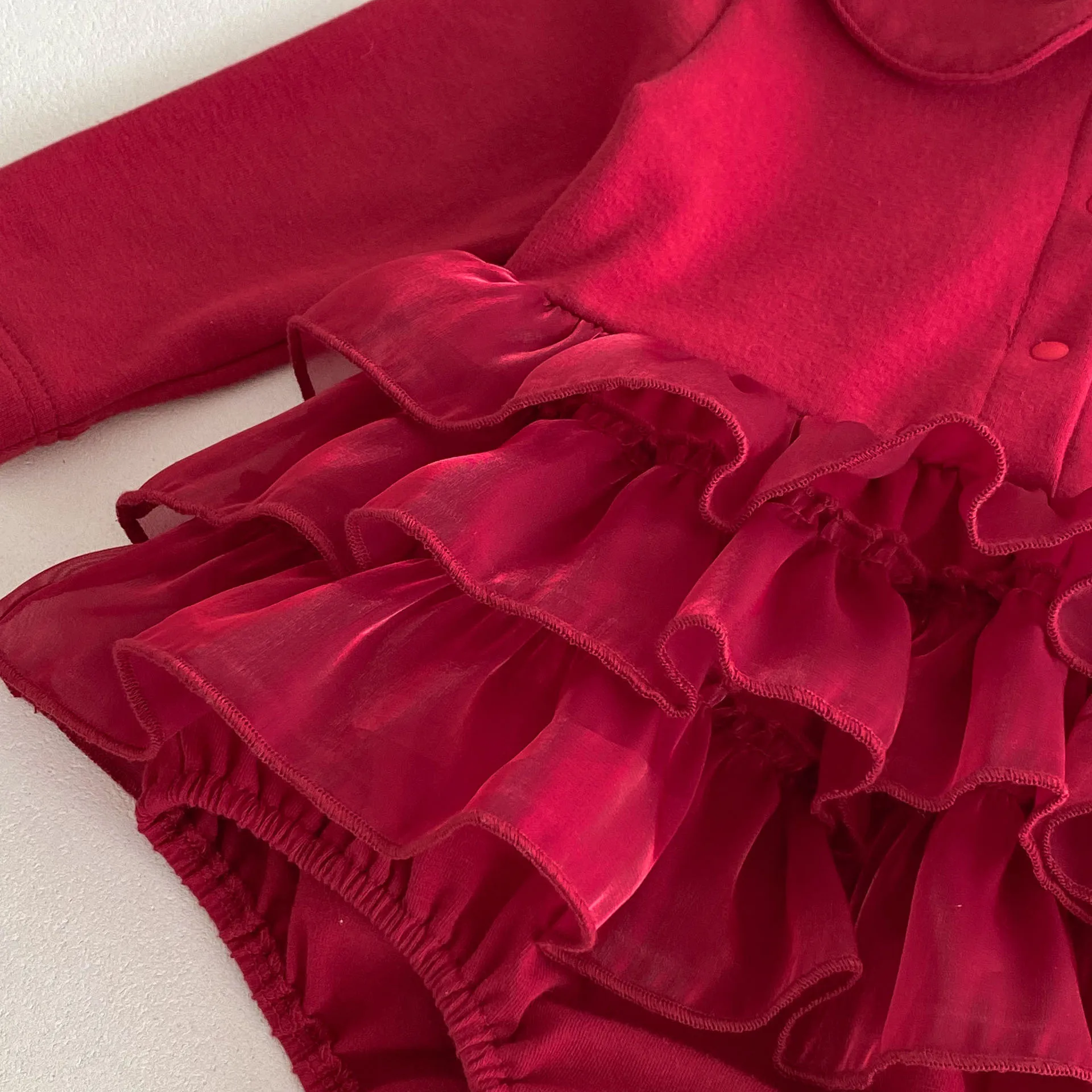 Mono rojo de niña con cuello Peter Pan de manga larga - imagen 3
