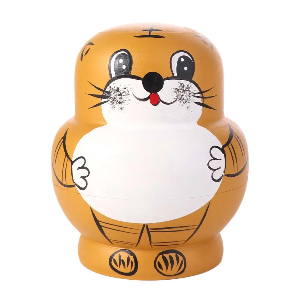 Detalle de las muñecas matrioskas apiladas con diseño de tigre