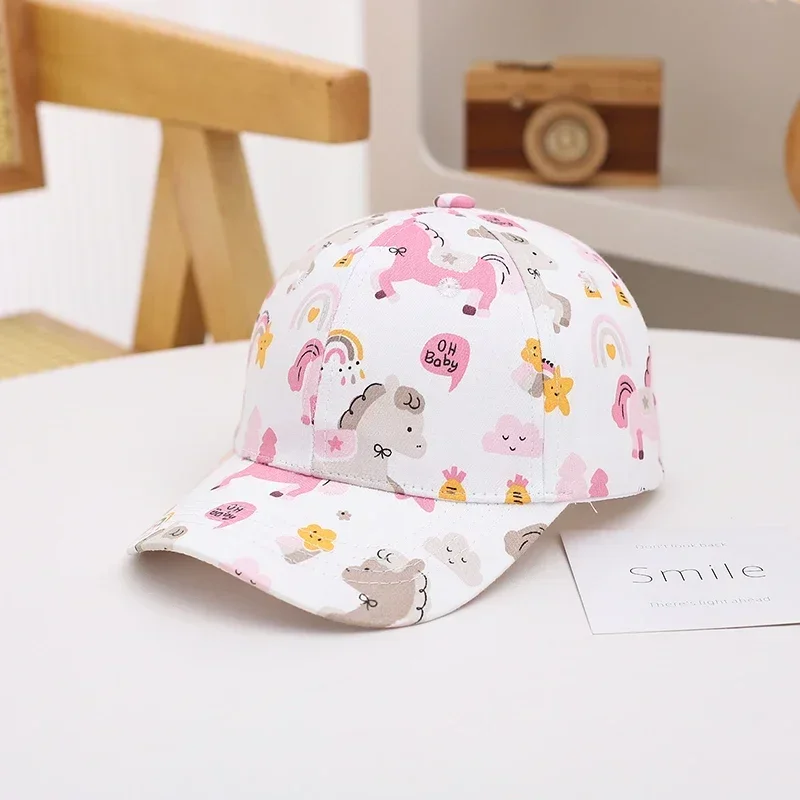 Gorra infantil con estética de béisbol