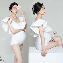 Vestido de maternidad blanco elegante con volantes para fotos