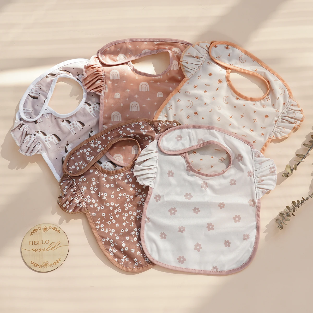 Baberos impermeables con diseño floral en uso