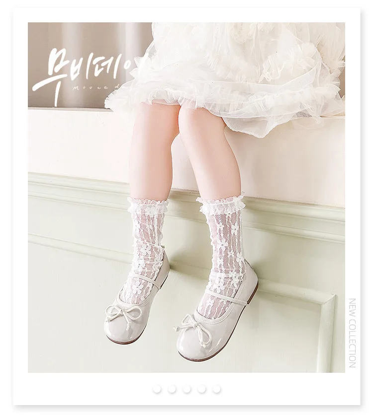 Niña usando los calcetines con zapatillas