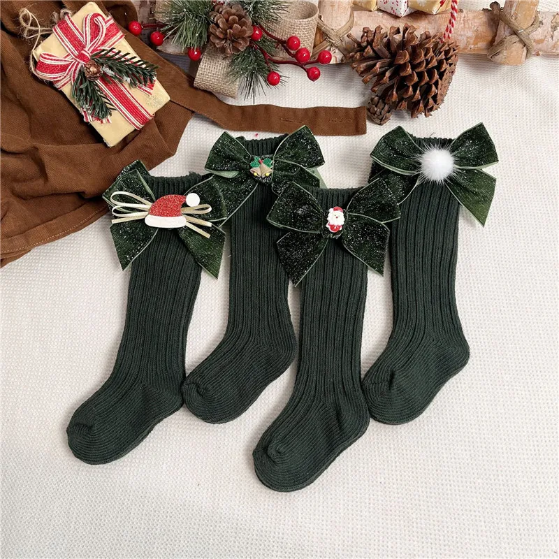 Calcetines rojos largos estilo navideño