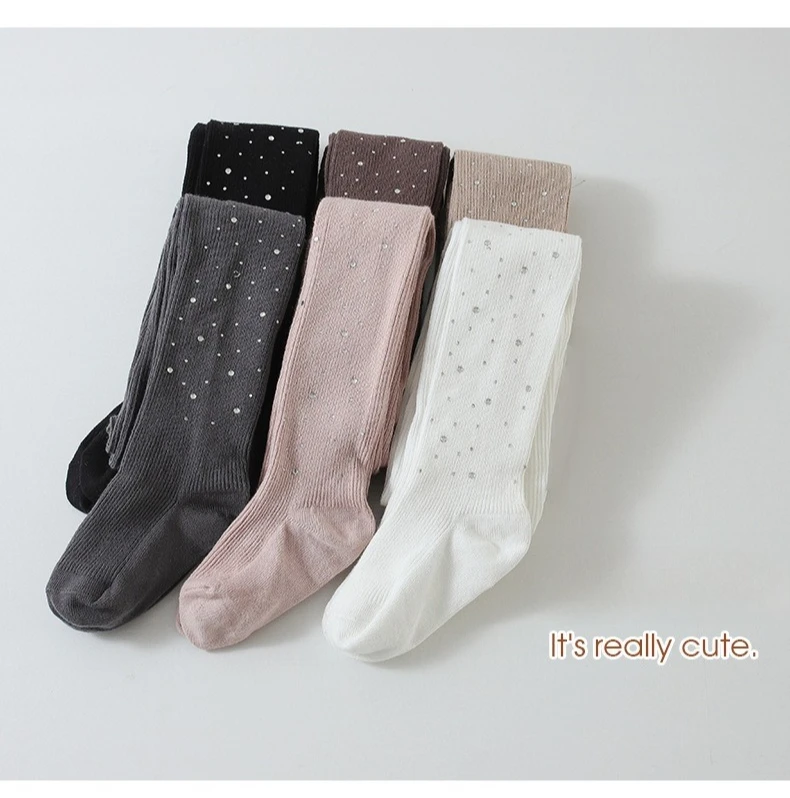 Estrellas brillantes en medias infantiles ajustadas
