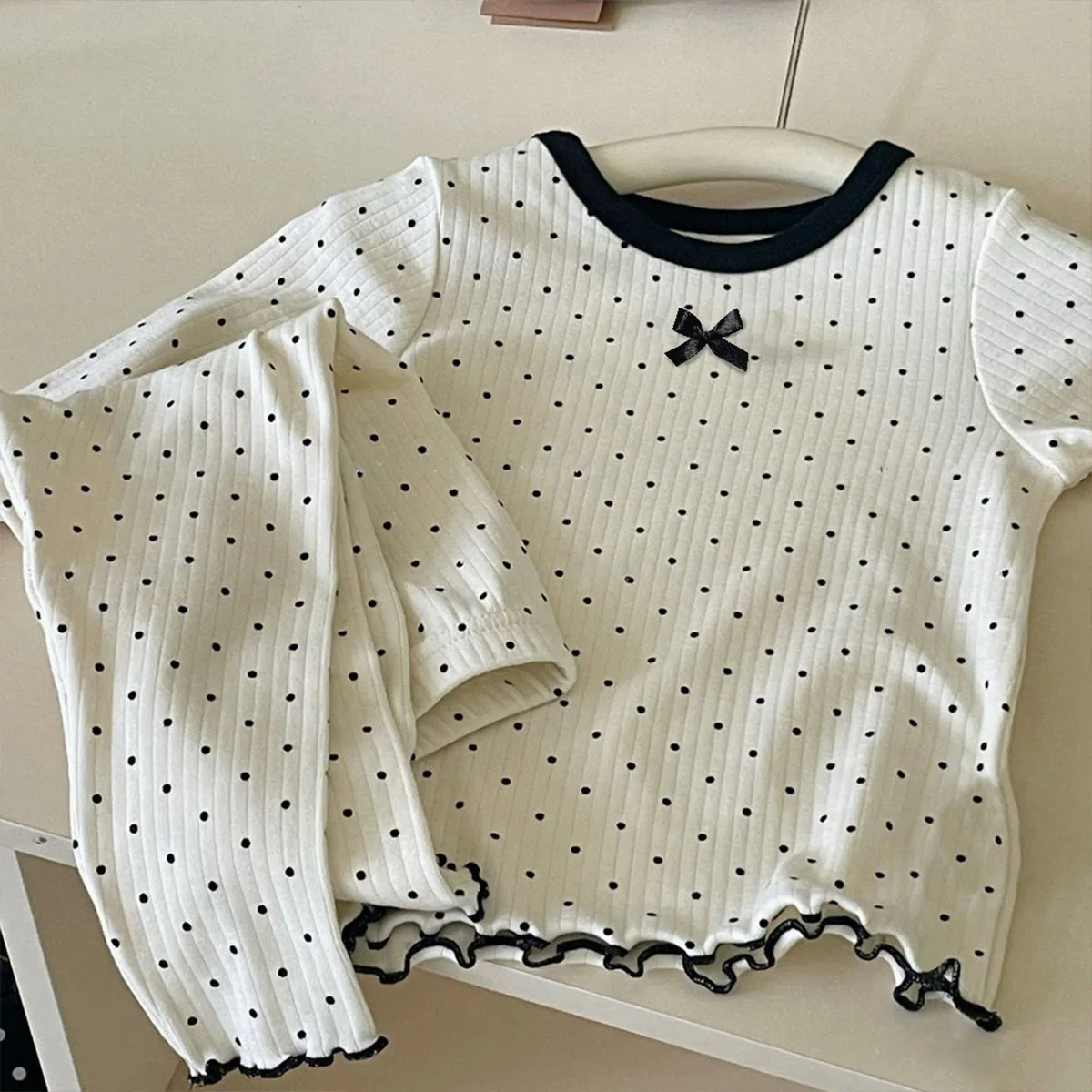 Conjunto de pijama infantil con detalle de lazo y estampado