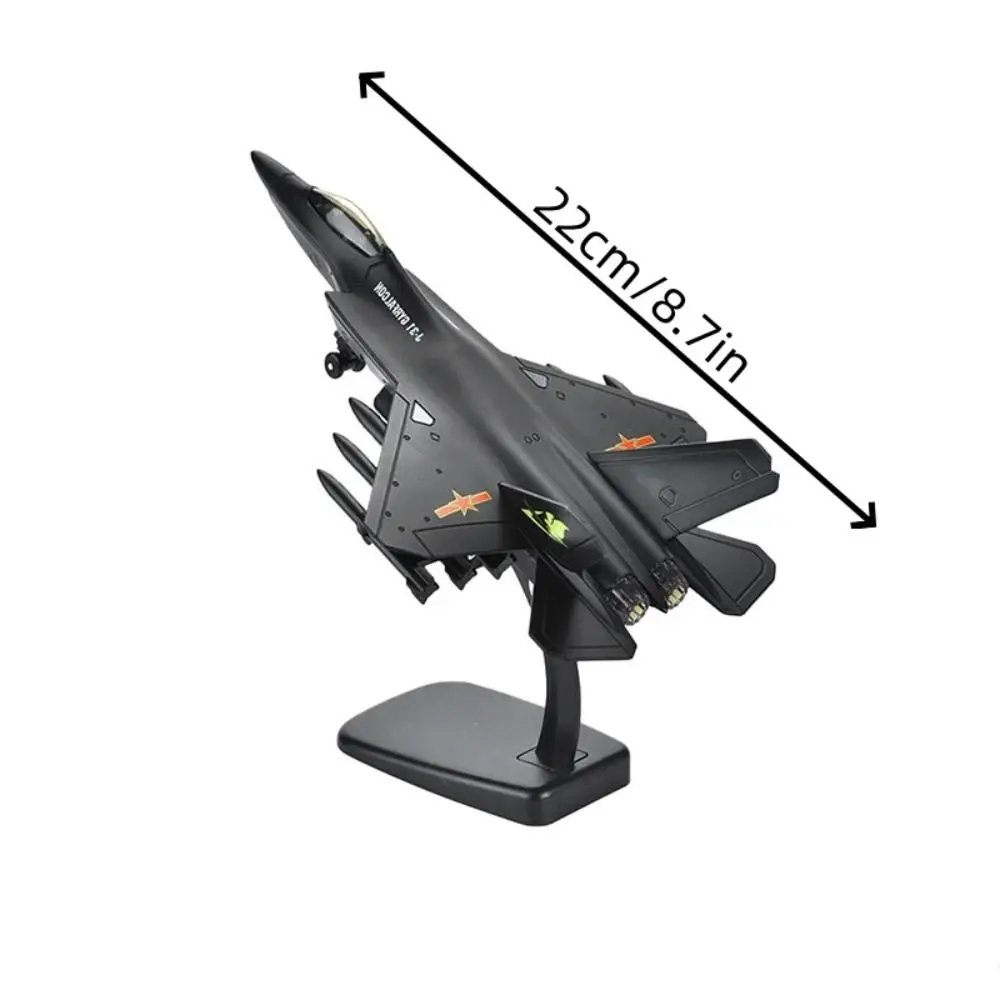 Avión de combate con luces encendidas