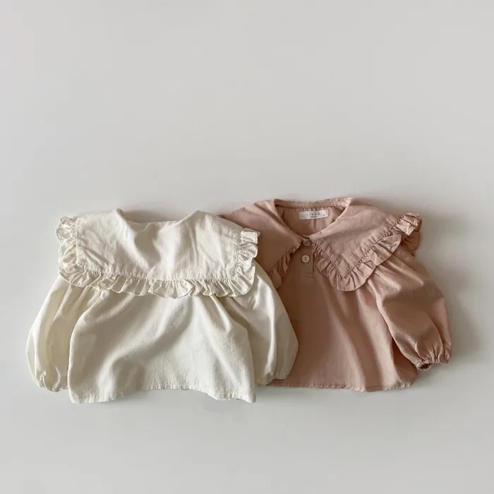 Detalle del encaje en la solapa de la camisa