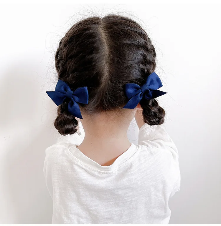 Clips en uso sobre cabello de niña