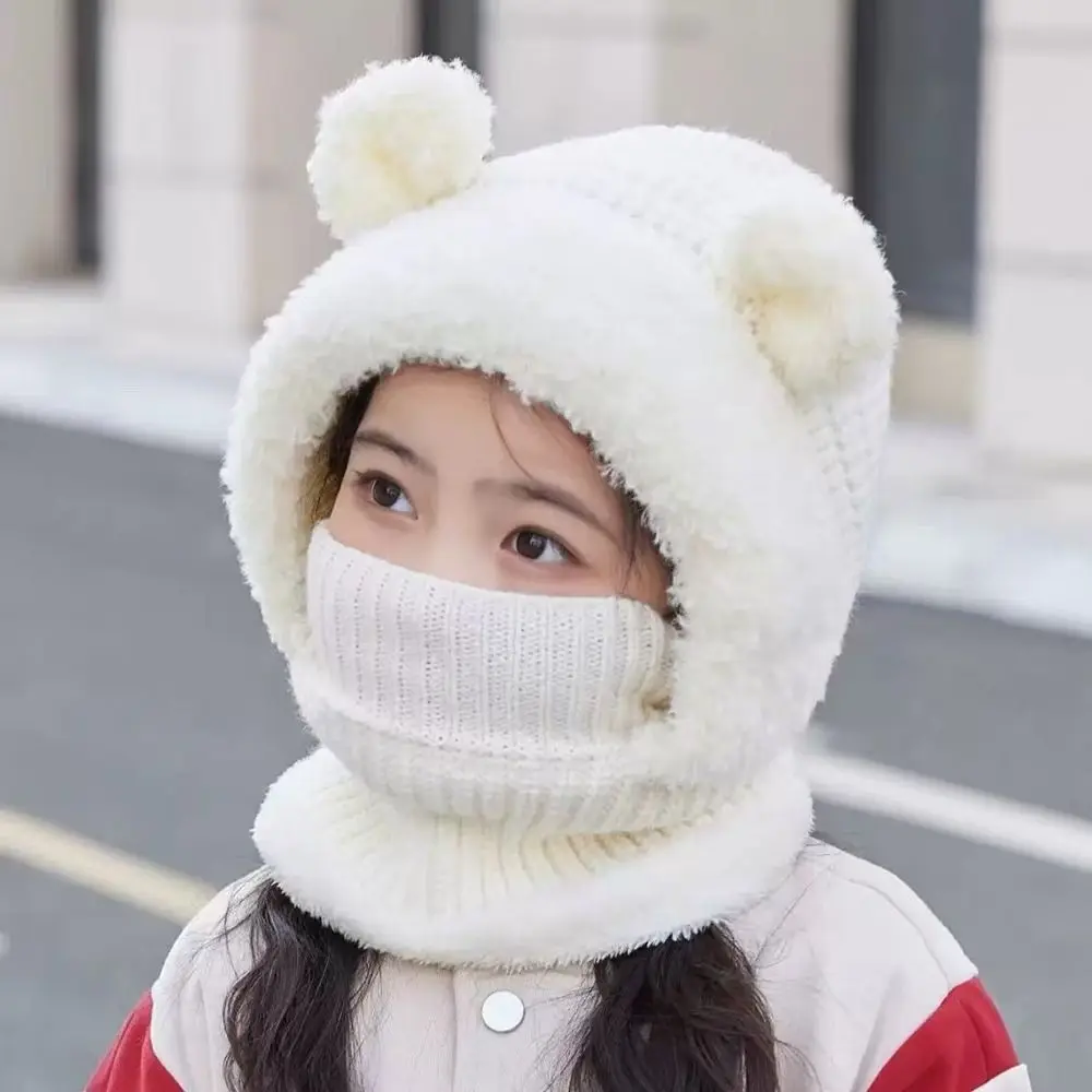 Niño usando el gorro en día de nieve