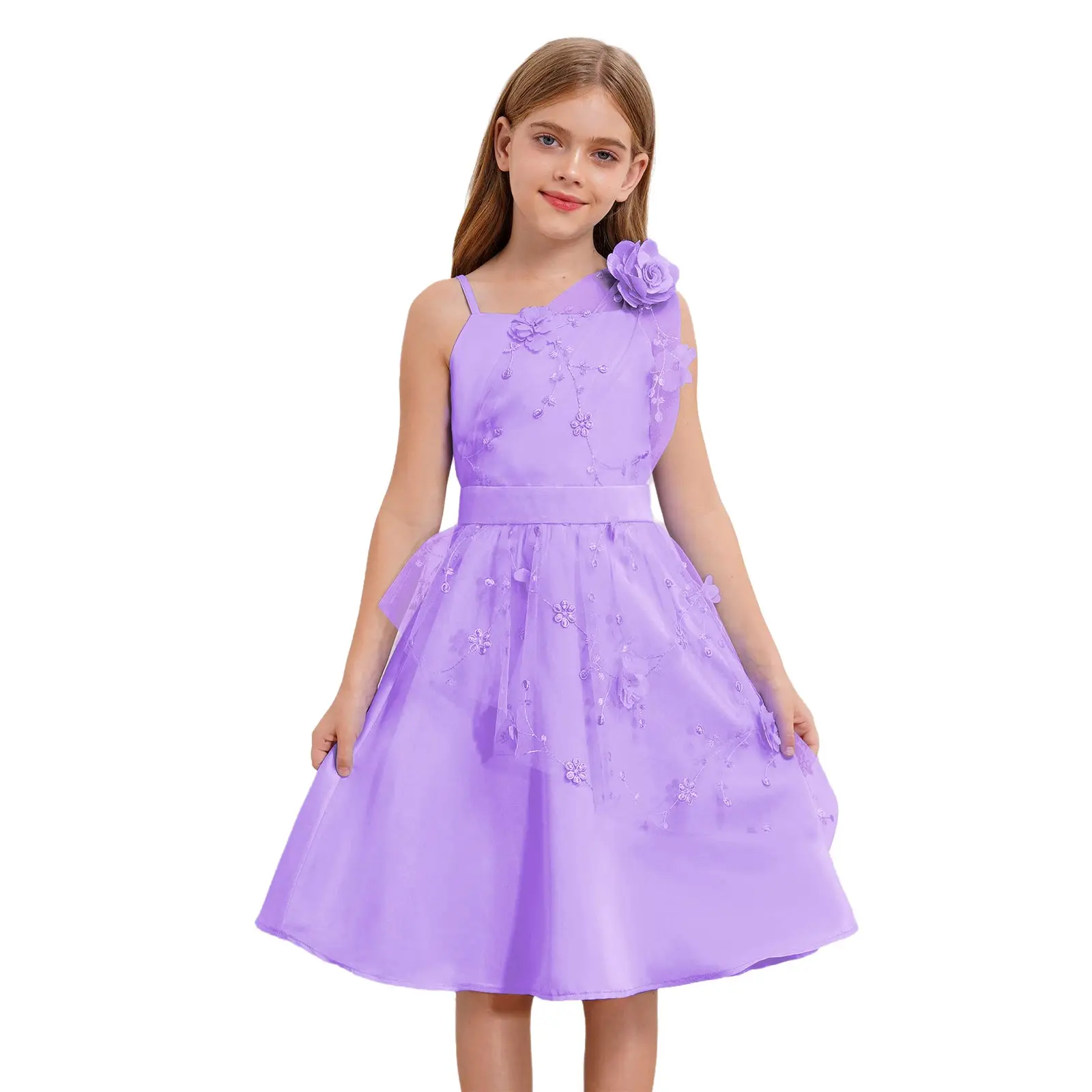 Niña modelo usando el vestido en un entorno festivo